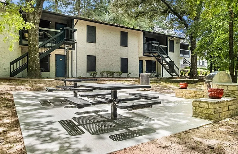 River Oaks Apartments — Photo 15