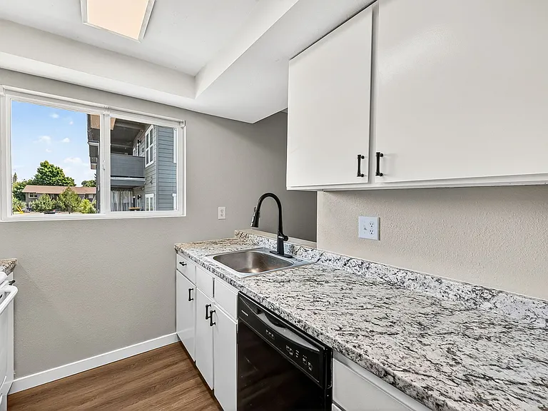 River Court Apartments - Updated Units With A View! — Photo 5