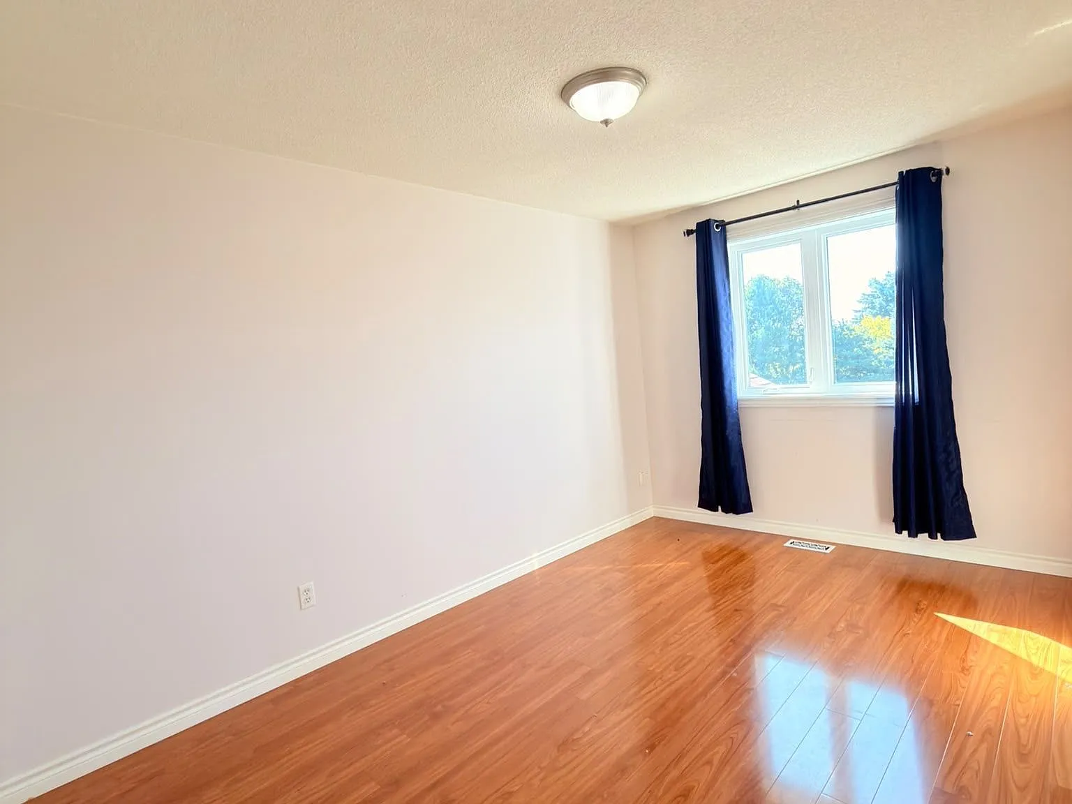 4 bed, $2,500 — Photo 2