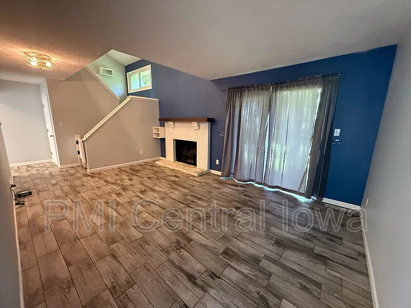 3 bed, 2.0 bath, 1334 sqft, $1,295 — Photo 2