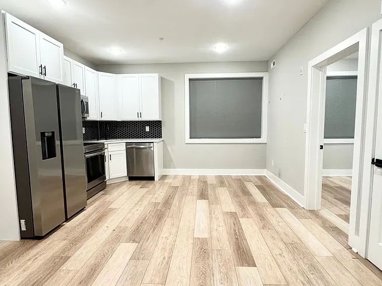 Gorgeous New Diamond St Construction Boasting Luxury Finishes — Photo 25