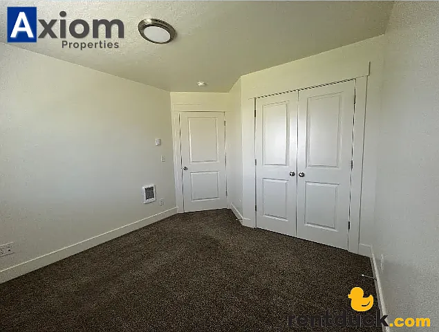 Beautiful 3 bedroom 1 bathroom apartment available now! — Photo 8