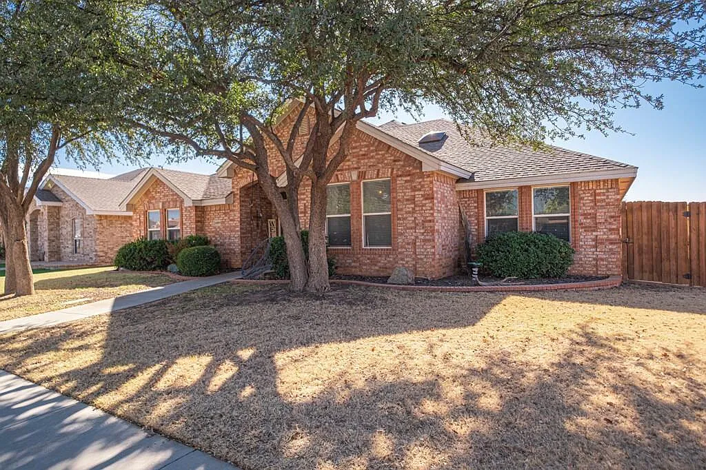 4 bed, 2.5 bath, 2415 sqft, $3,500 — Photo 3