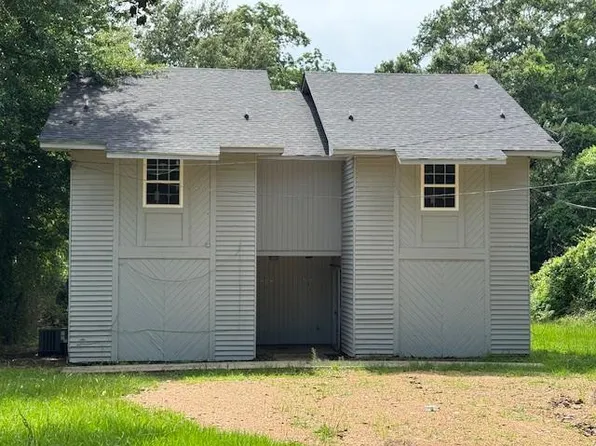 203 N Natchez St, Woodville, MS 39669