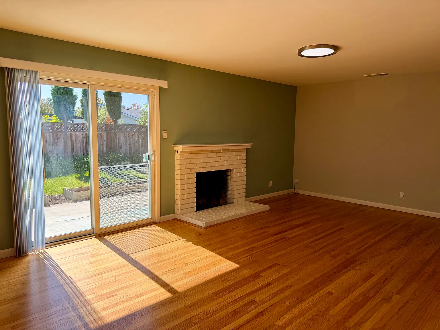 3 bed, 1250 sqft, $6,000 — Photo 2