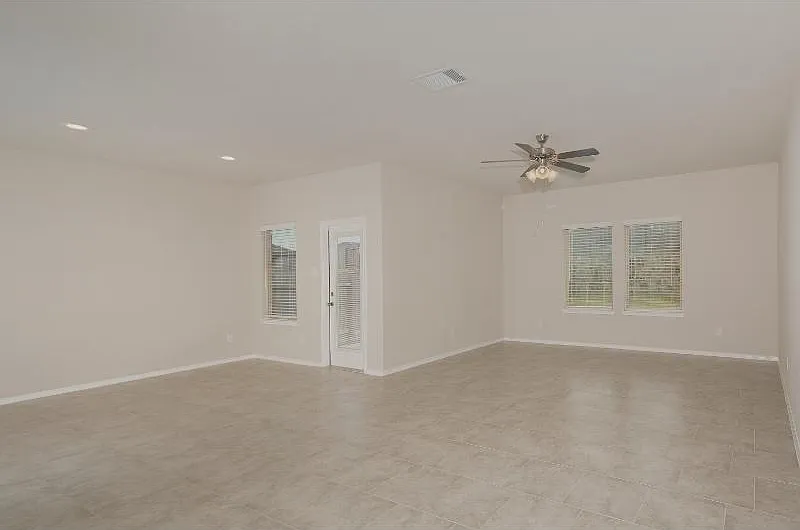 4 bed, 3.0 bath, 2239 sqft, $2,295 — Photo 3