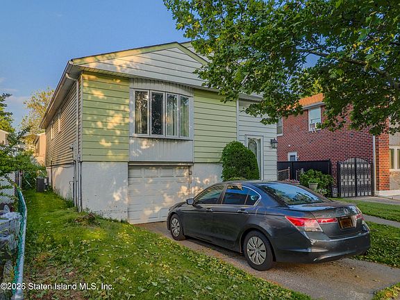 2nd image of 225 Woodbine Ave