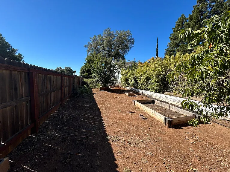 1661 Manzanita Ave — Photo 44
