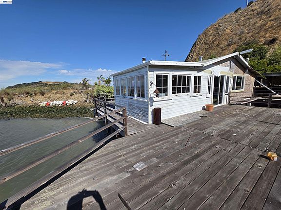 3rd image of 40 Sandy Beach Rd