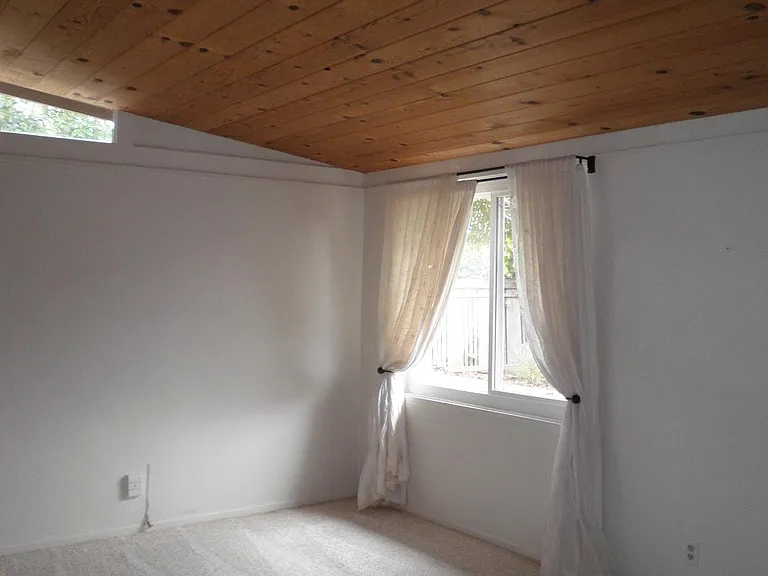2542 Crescent Ave — Photo 9