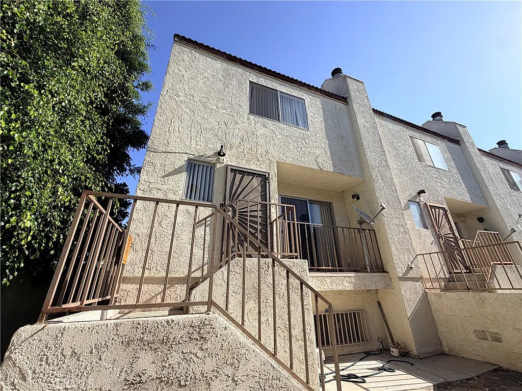 3 bed, 2.5 bath, 1217 sqft, $3,450 — Photo 2