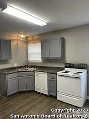 3 bed, 1.5 bath, 1241 sqft, $1,295 — Photo 2