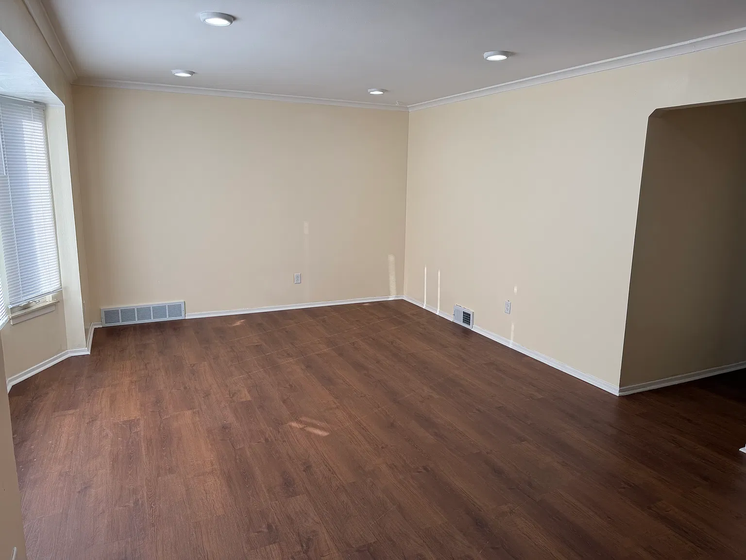 3 bed, 2000 sqft, $1,900 — Photo 3