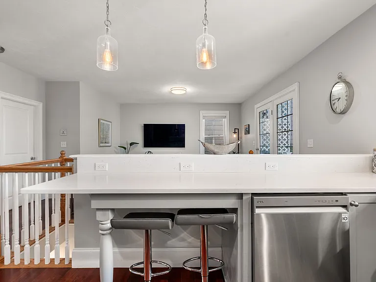 417 E 7th St #1 — Photo 10