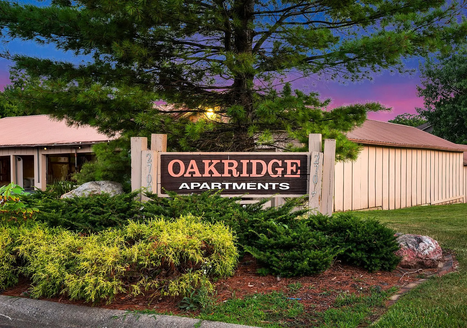 Oakridge Apartments — Photo 1