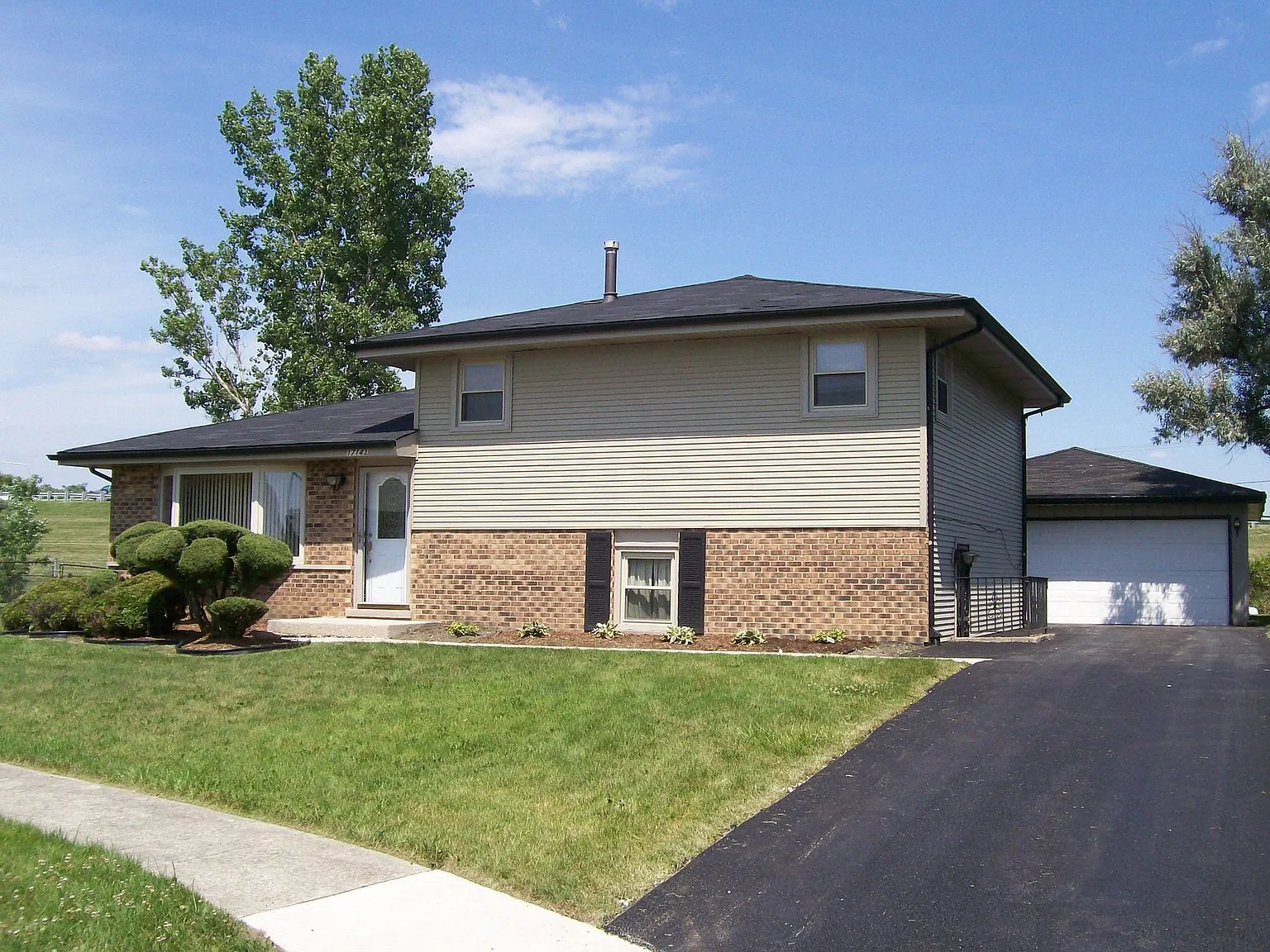 17143 Coventry Ln photo 1