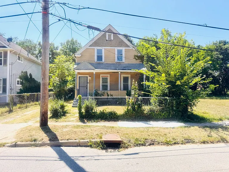 924 Ansel Rd — Photo 1