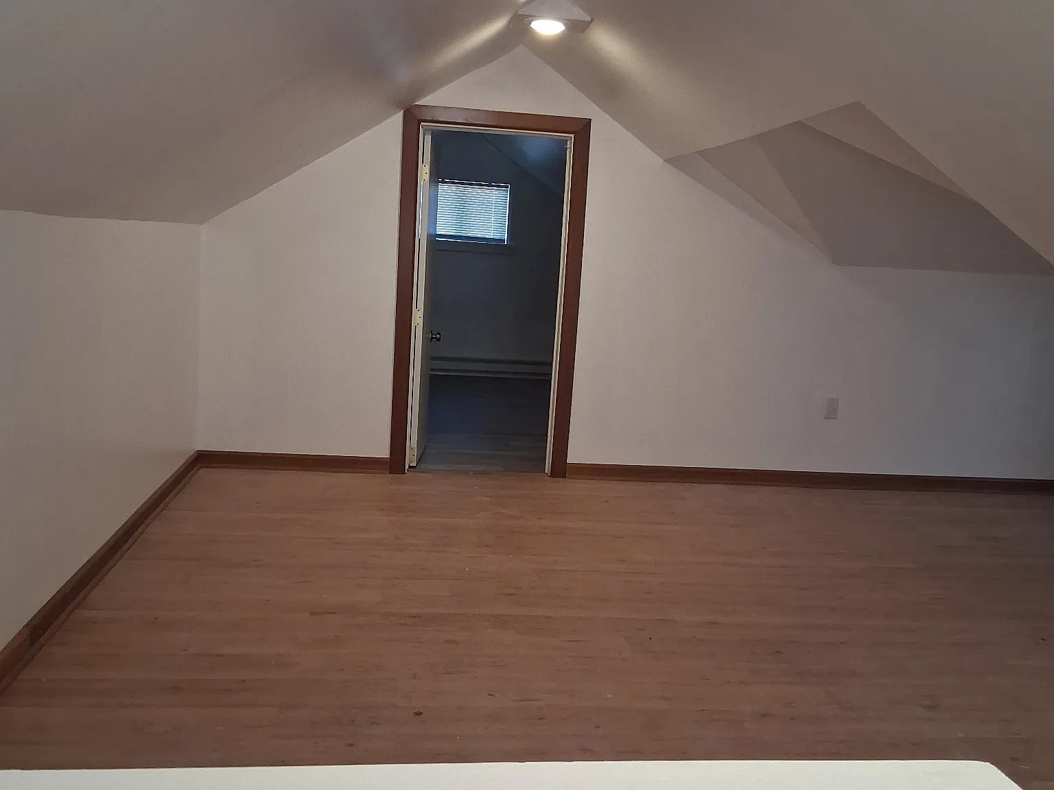 3 bed, 1000 sqft, $1,300 — Photo 2