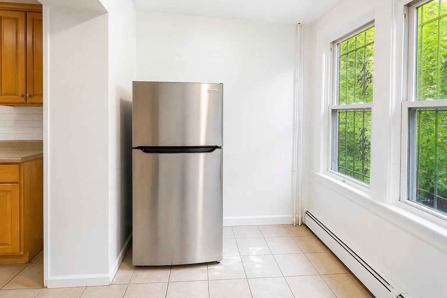 3 bed, $2,100 — Photo 4