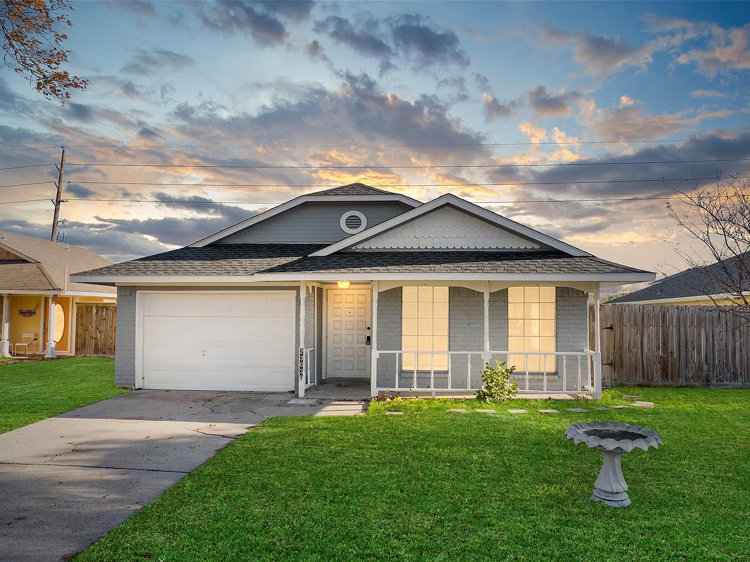 1 bed, 1.0 bath, 872 sqft, $1,300 — Photo 1