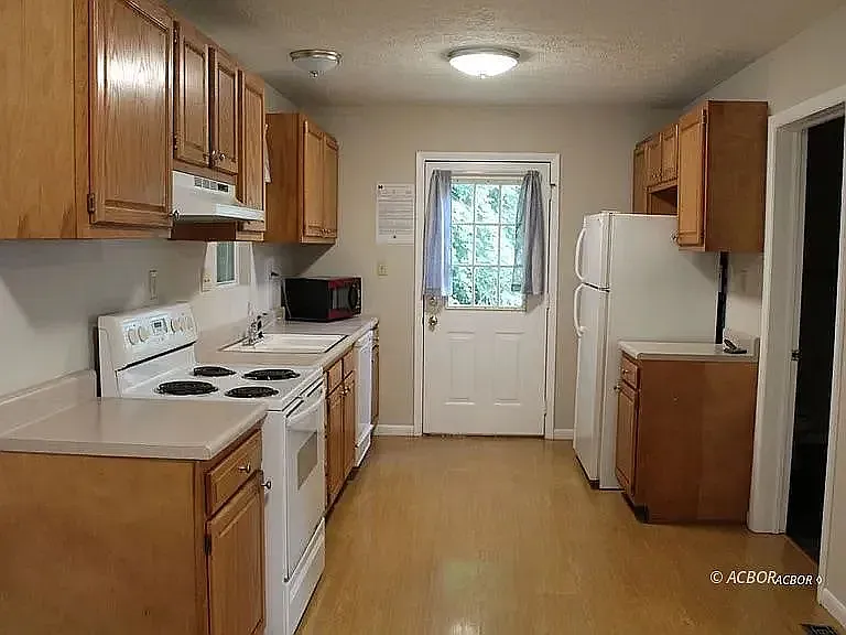 42 Hickory St — Photo 8