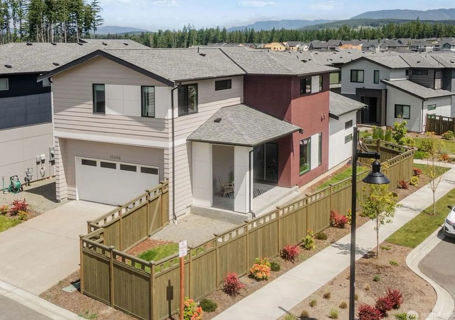 Gorgeous newer construction — Photo 2
