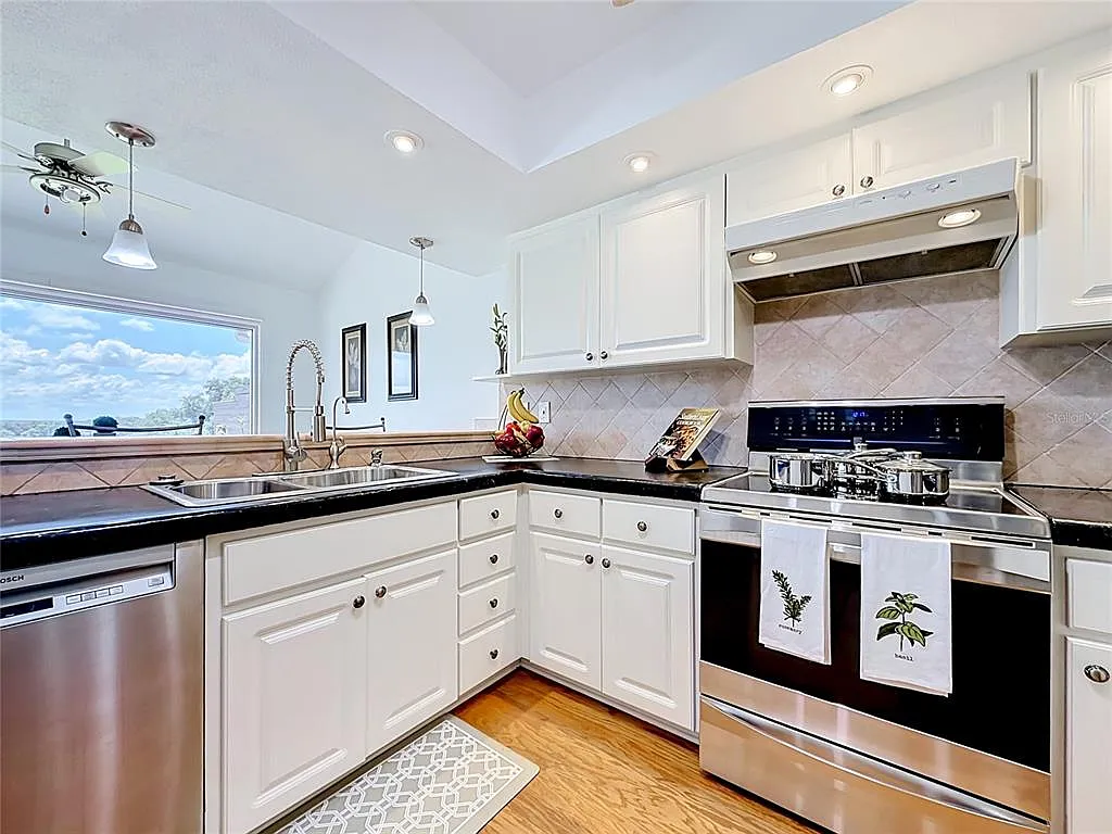 3 bed, 2.0 bath, 2190 sqft, $2,500 — Photo 3
