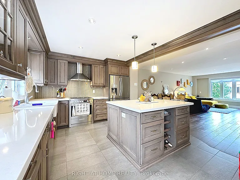2547 Gill Cres — Photo 7