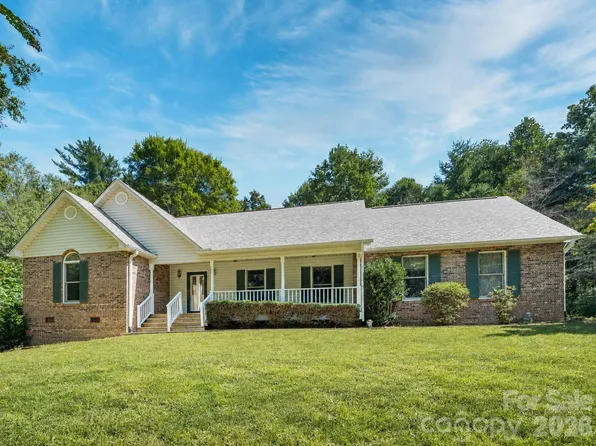 106 Fish Hawk Dr, Hendersonville, NC 28739