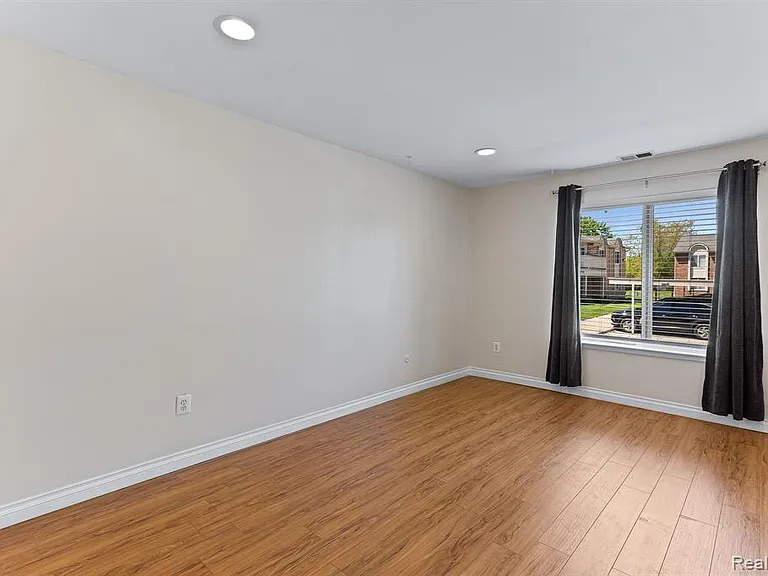 44435 Savery Dr — Photo 10