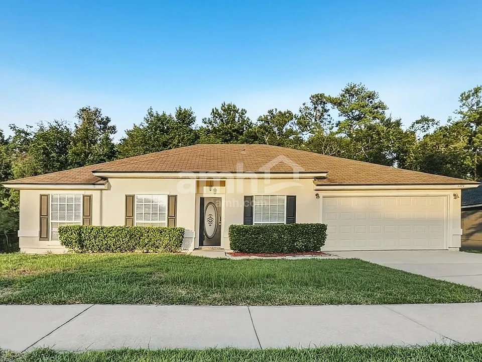 1379 Samantha Cir E