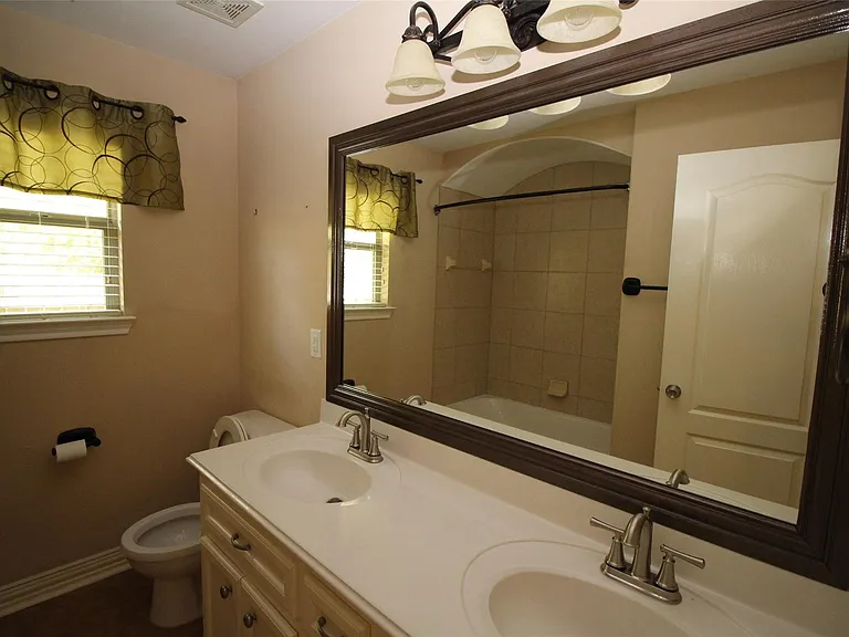 1504 Glen Oaks Dr — Photo 7