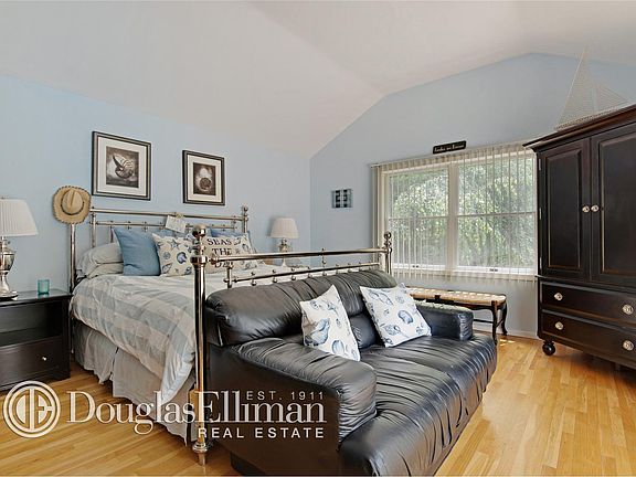 4th image of 10 Jeffrey Ln