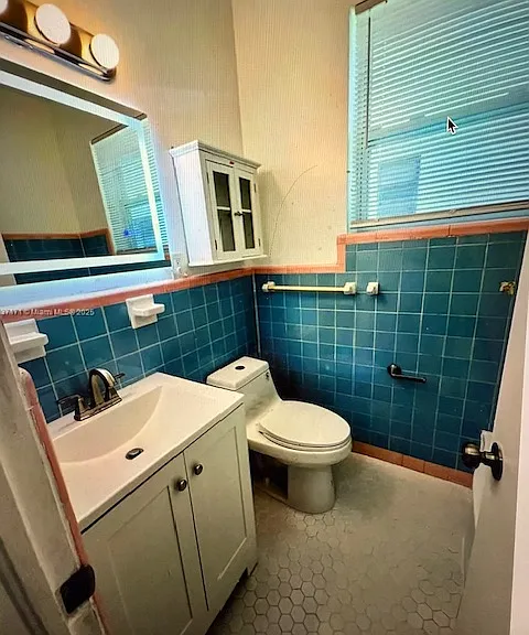 Great bathroom with vanity and lighted vanity mirror