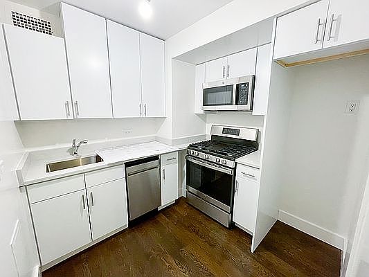 2nd image of 215 E 91st St #S9a