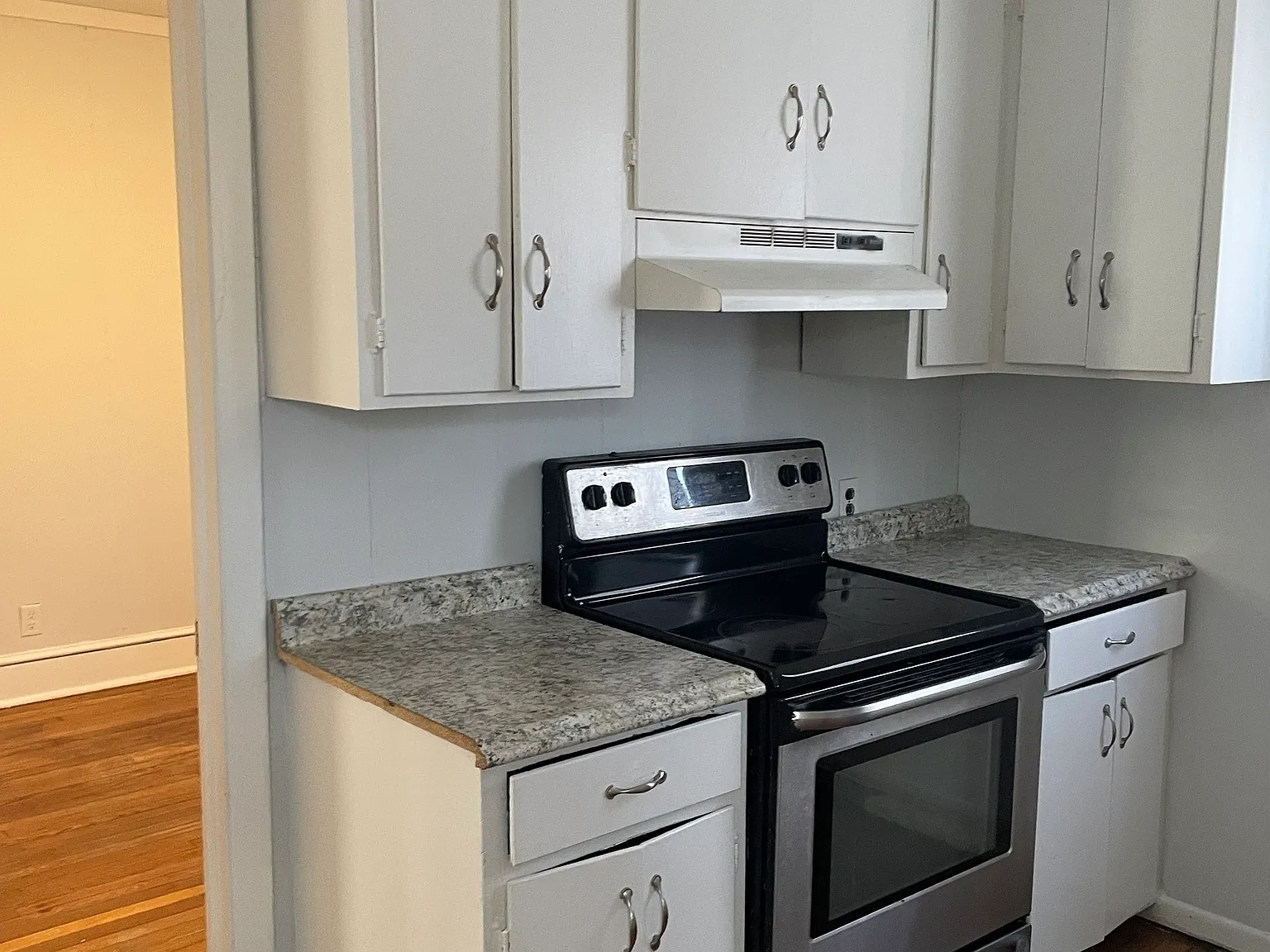 3 bed, 1.0 bath, 1000 sqft, $1,900 — Photo 2