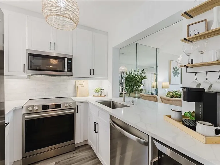 801 River Point Dr #102A — Photo 3