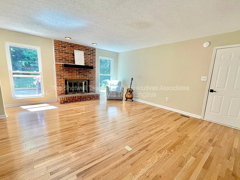 1363 Wenlock Rd — Photo 6