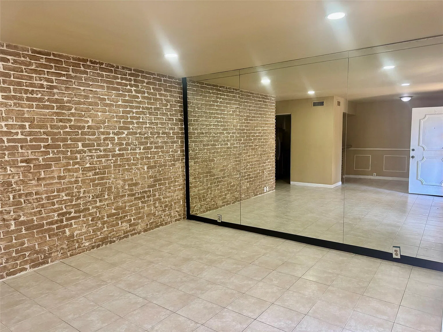 1 bed, 1.0 bath, 686 sqft, $1,100 — Photo 1