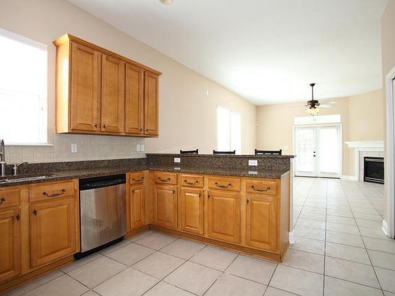 4th image of 1564 Venice Ave