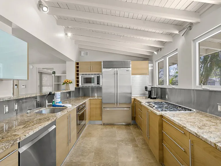 344 Monroe Dr — Photo 22
