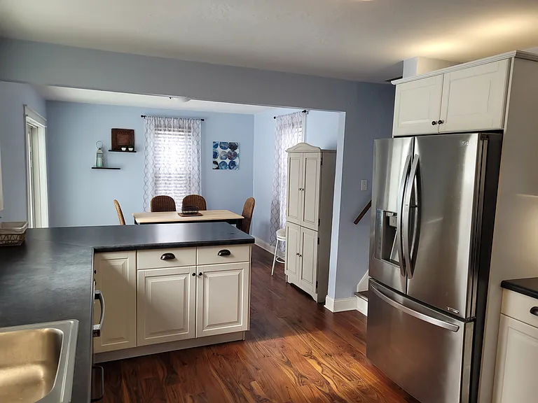 615 E Grove St — Photo 4