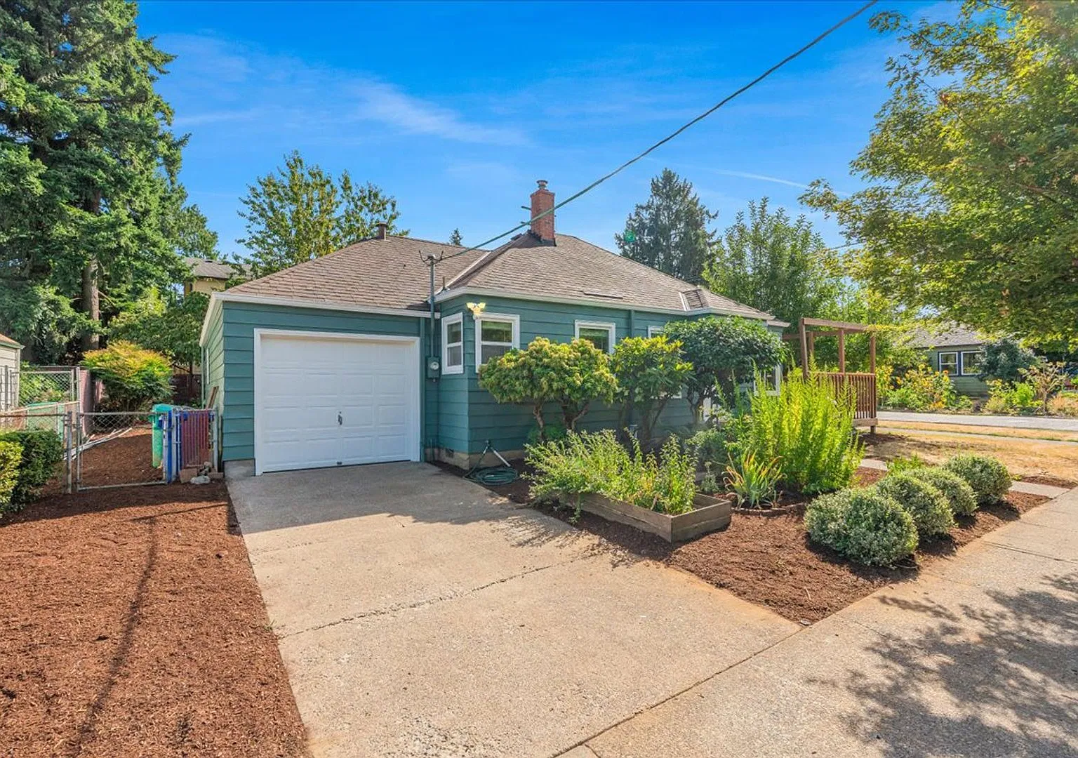 Sweet & Charming 2/1 Home Available in November with a Fenced in Yard, Central AC, 1-Car Garage, ... — Photo 2