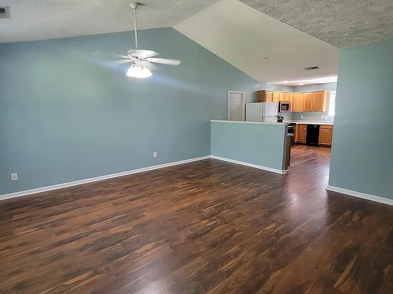 393 E Wood Ln — Photo 2