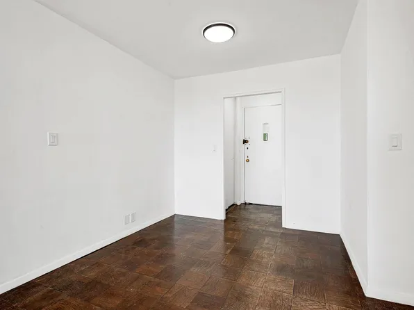 70-25 Yellowstone Boulevard image 5 of 29