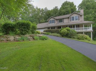 2911 Pickford Dr SE, Ada, MI 49301