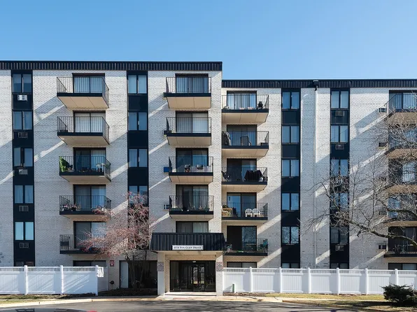9731 Fox Glen Dr #3E, Niles, IL 60714