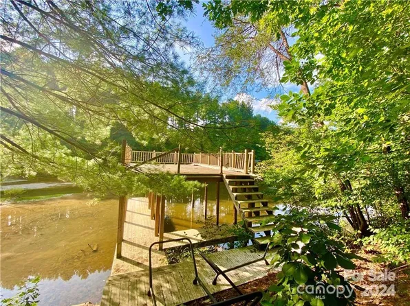 5417 Gunpowder Dr, Hickory, NC 28601