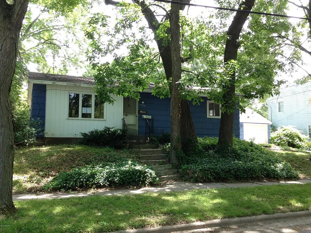 1562 Herrick Ave NE photo 1