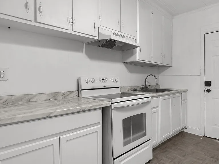 612 W 42nd St — Photo 22